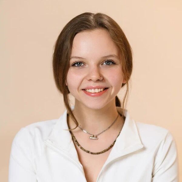 Наш новый преподаватель в классе «Йога Ланч» — Анастасия Храмцова.